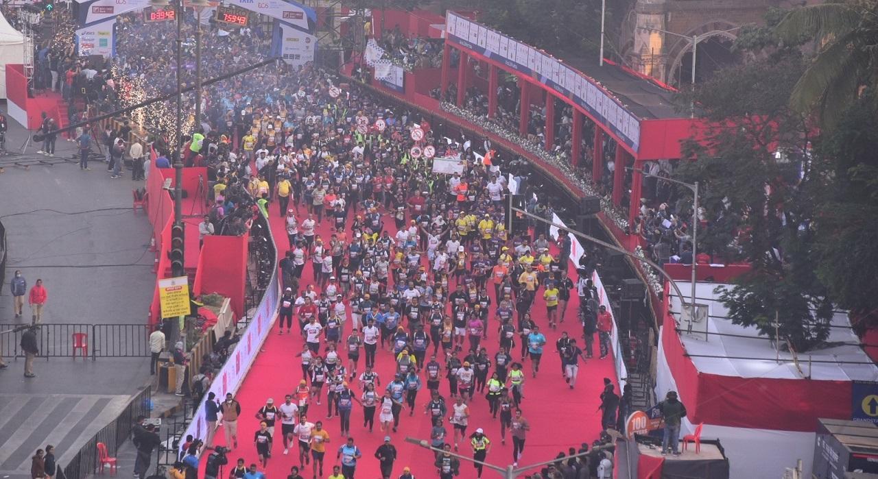 People participate in Mumbai Marathon (Pic/Shadab Khan)